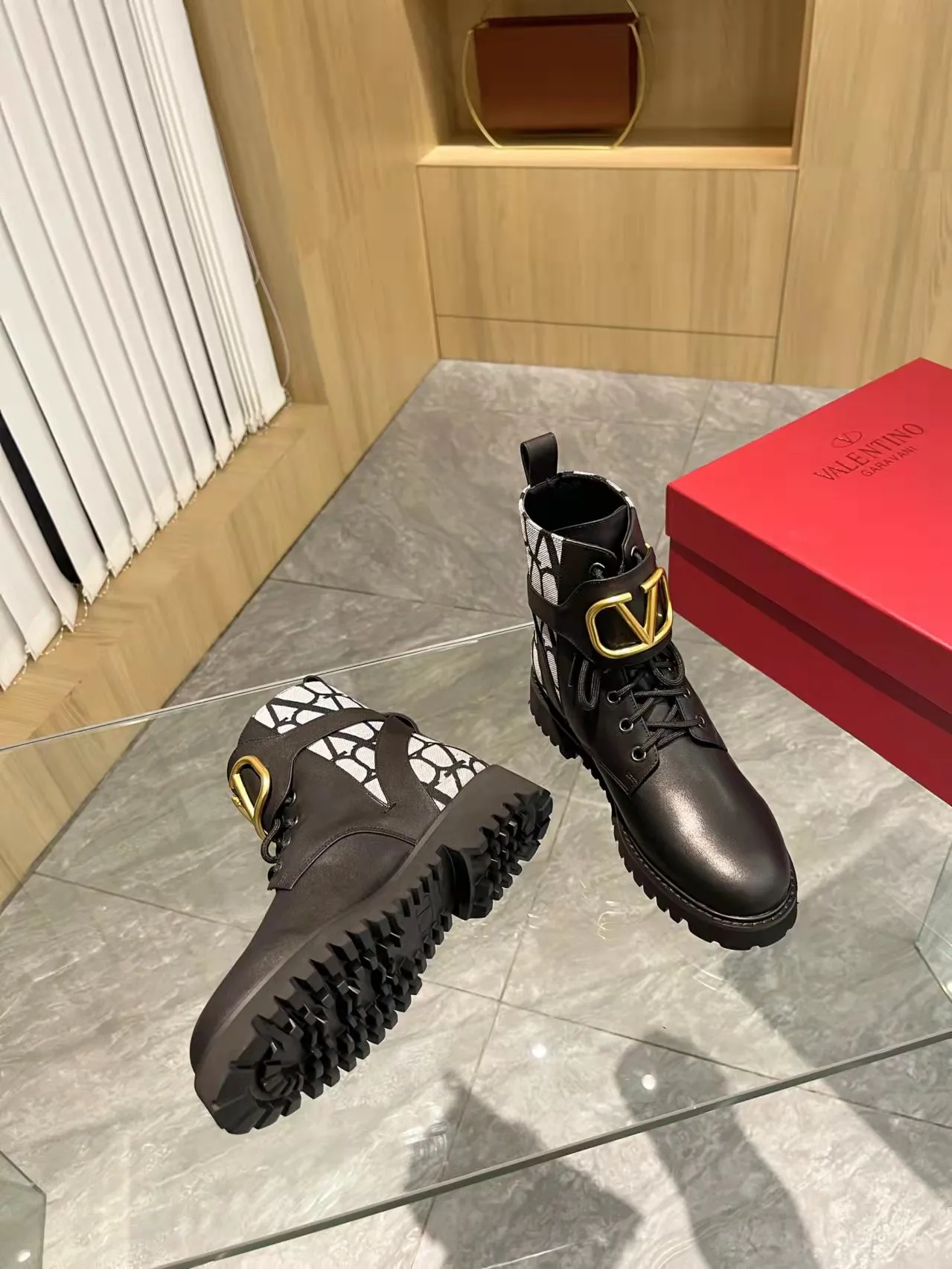 👟👟Ex-factory price 540👟👟 𝑉𝐴𝐿𝐸𝑁𝑇𝐼𝑁𝑂 Valentino's new autumn and winter Martin boots. The unique [V logo fabric print pattern] brings out a full sense of high-end, worth buying★Absolutely high-grade❥Original method Absolute sensibility❥Elegant style Create a different feeling, simple and elegant style!  Fabric: fabric printed cloth + imported cowhide. Lining: inner sheepskin. Bronze large buckle with high-end printing. Color: black, brown. Size: 35-41. (42 customized items cannot be returned or exchanged)